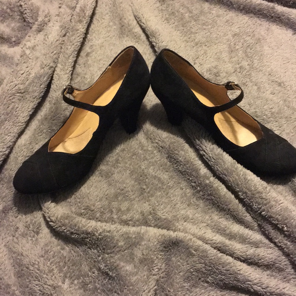 Velvet black buckle pumps