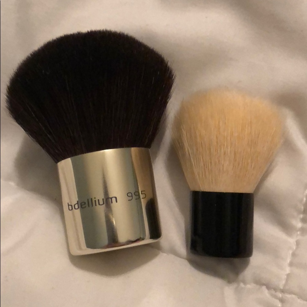 2 small powder brushes