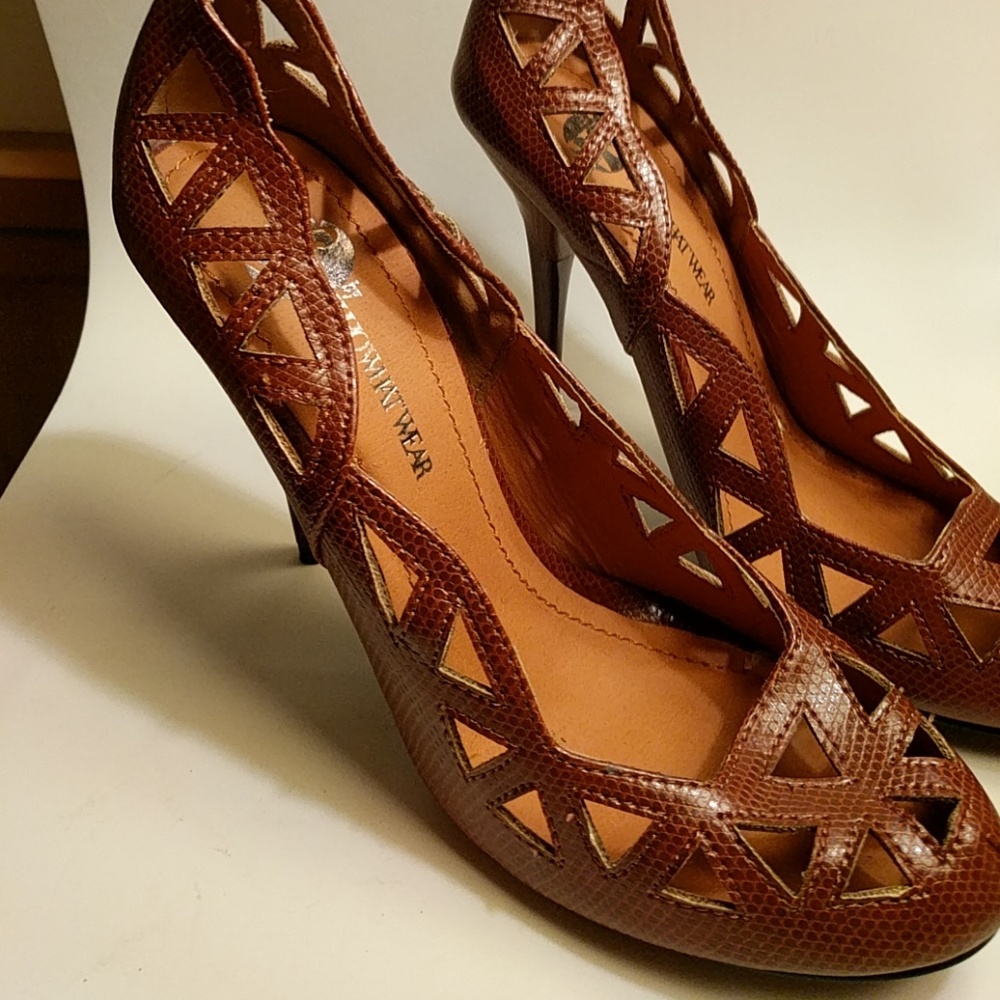 New whowhatwear brown cutout pumps 6.5