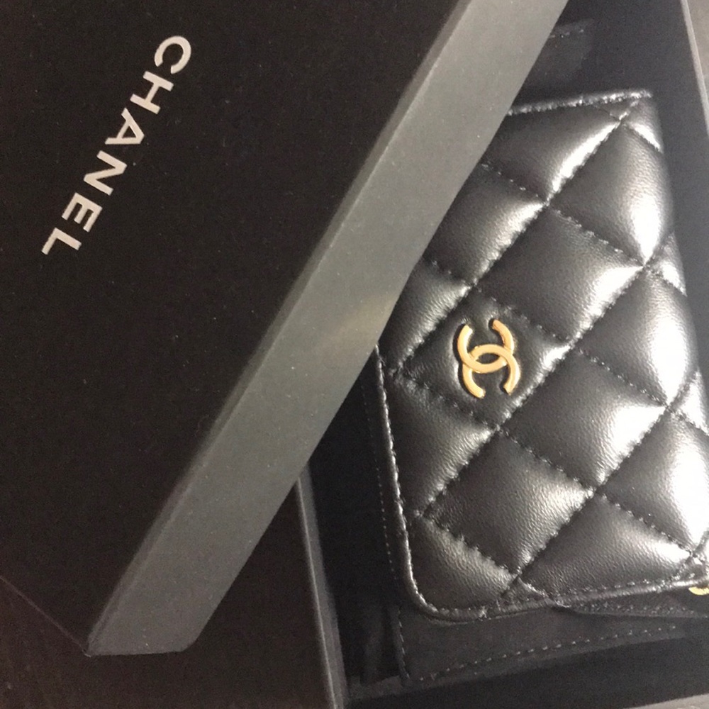 Black wallet with zip