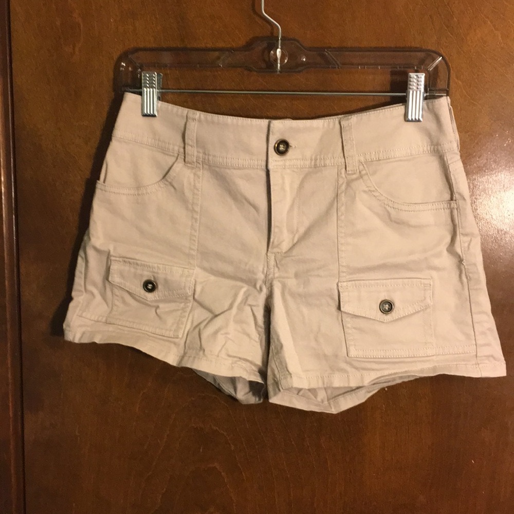 NY&Co khaki shorts 4”