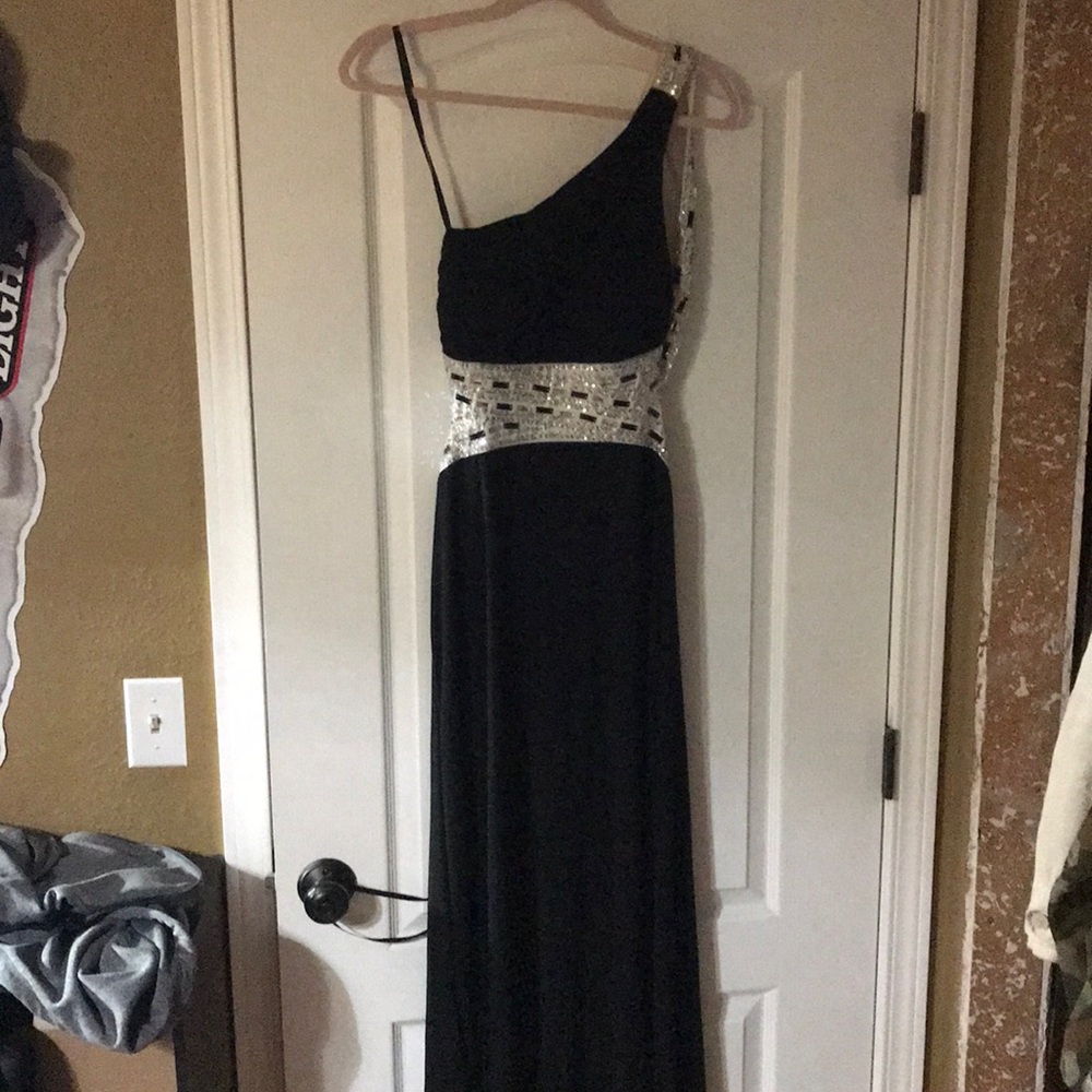 Flattering formal dress!