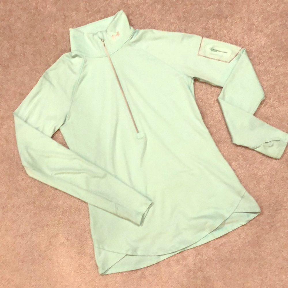 UNDER ARMOUR Top w/ pockets and thumb holes