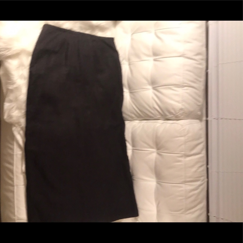 A black GAP linen skirt