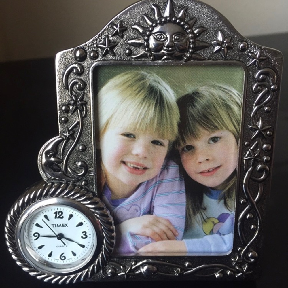 Cut little desk clock