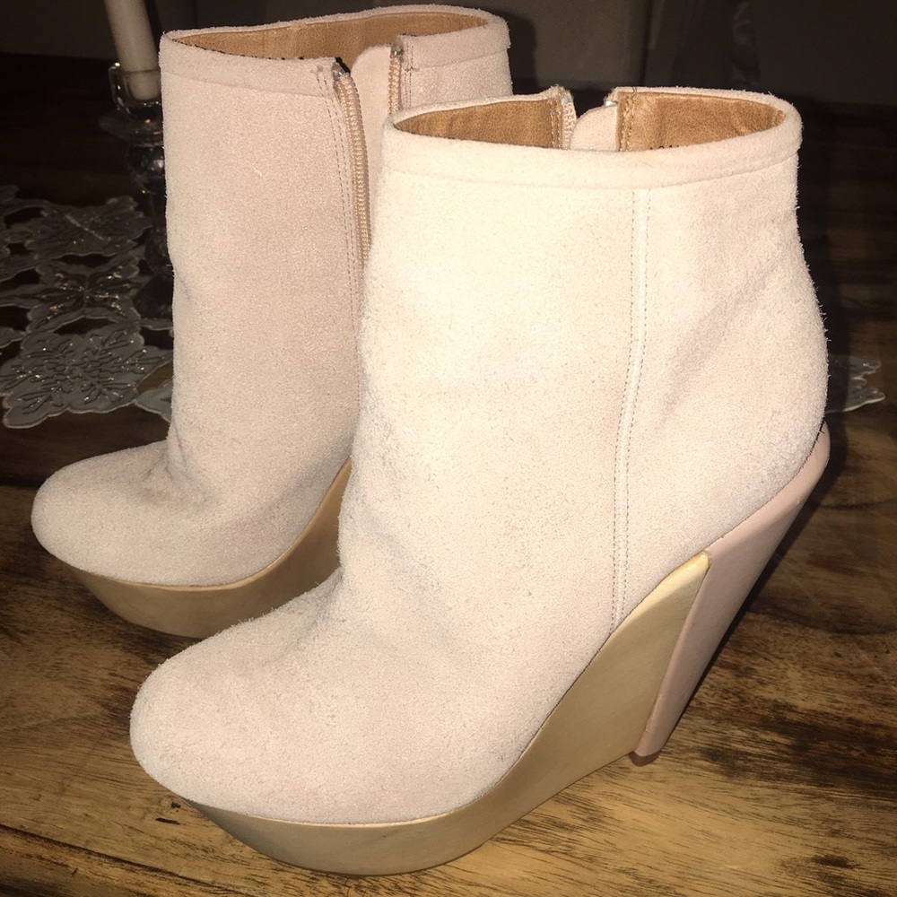 Kelsi dagger. Never worn.  New with tag. 7  1/2