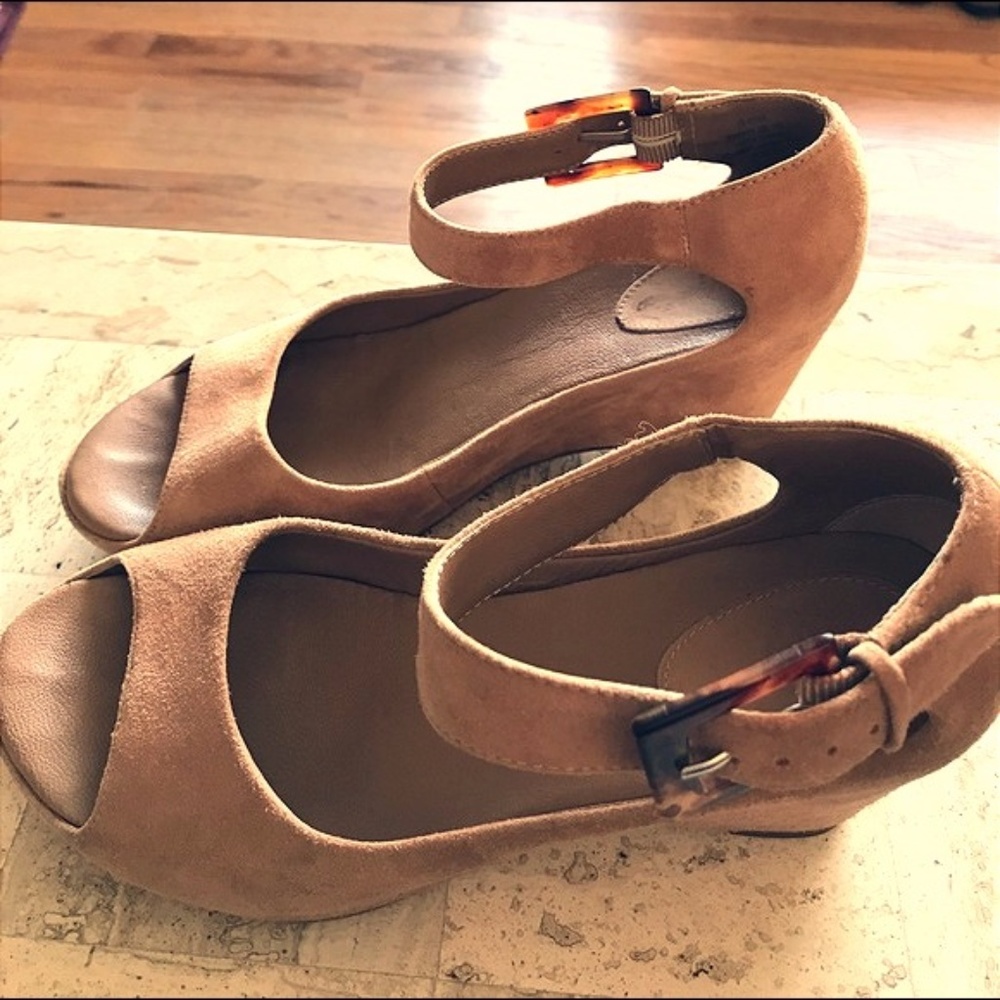 Johnson & Murphy Size 9 Taupe Suede Wedge