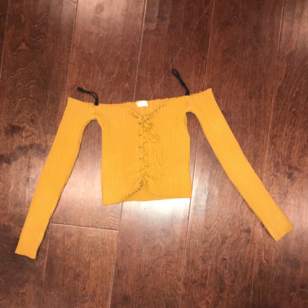 Long sleeved lace up crop top