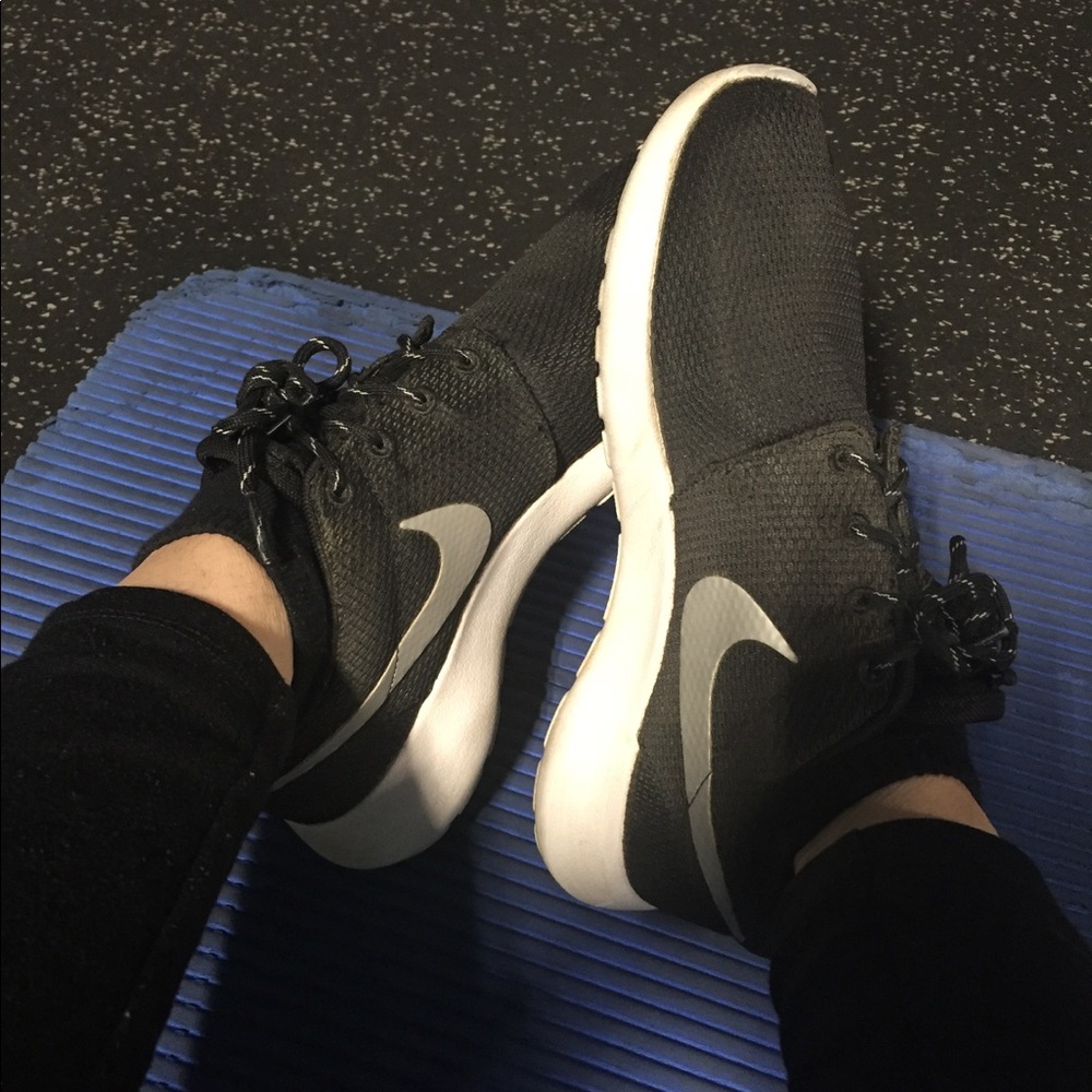Selling Nike Roshes☑️⚫️