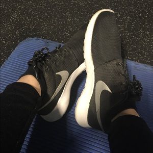 Selling Nike Roshes☑️⚫️