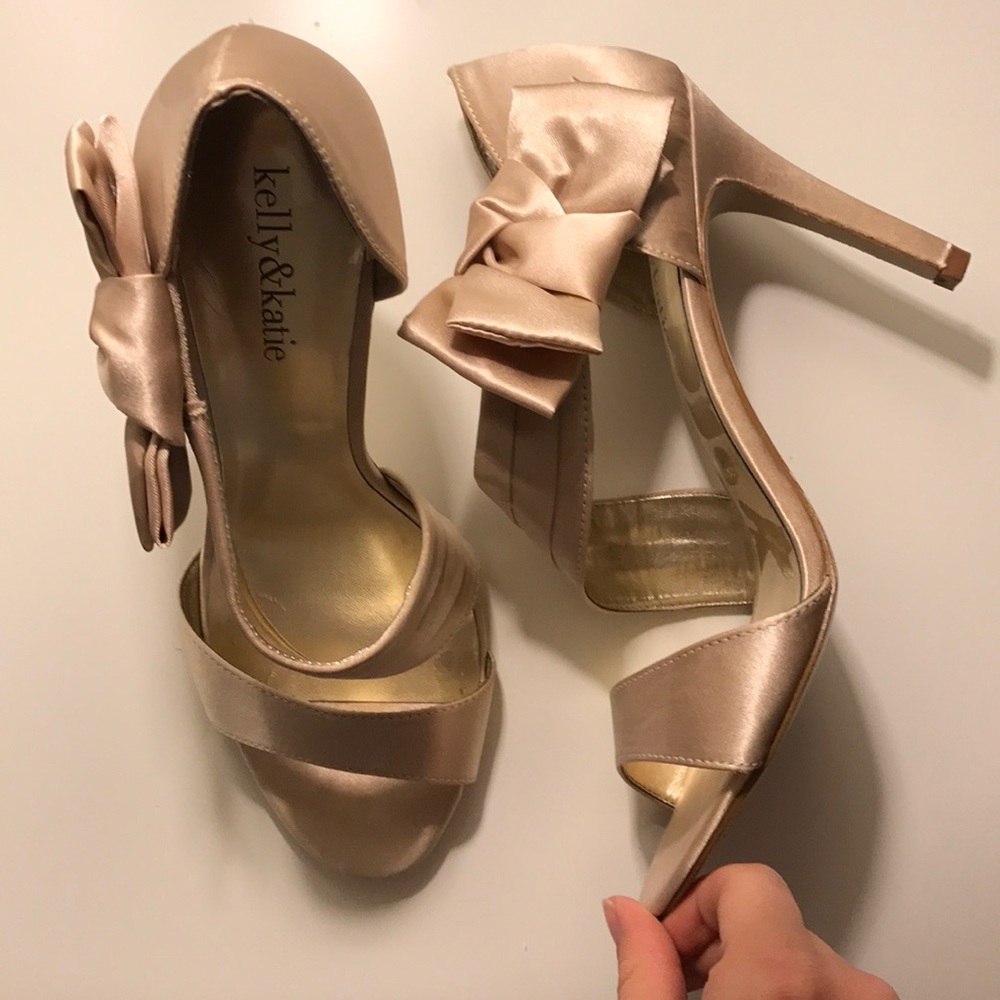 Sophisticated Satin Champagne Heels with Bow! 🍾🥂