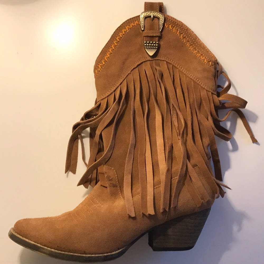 Fringe heeled cowboy boots!