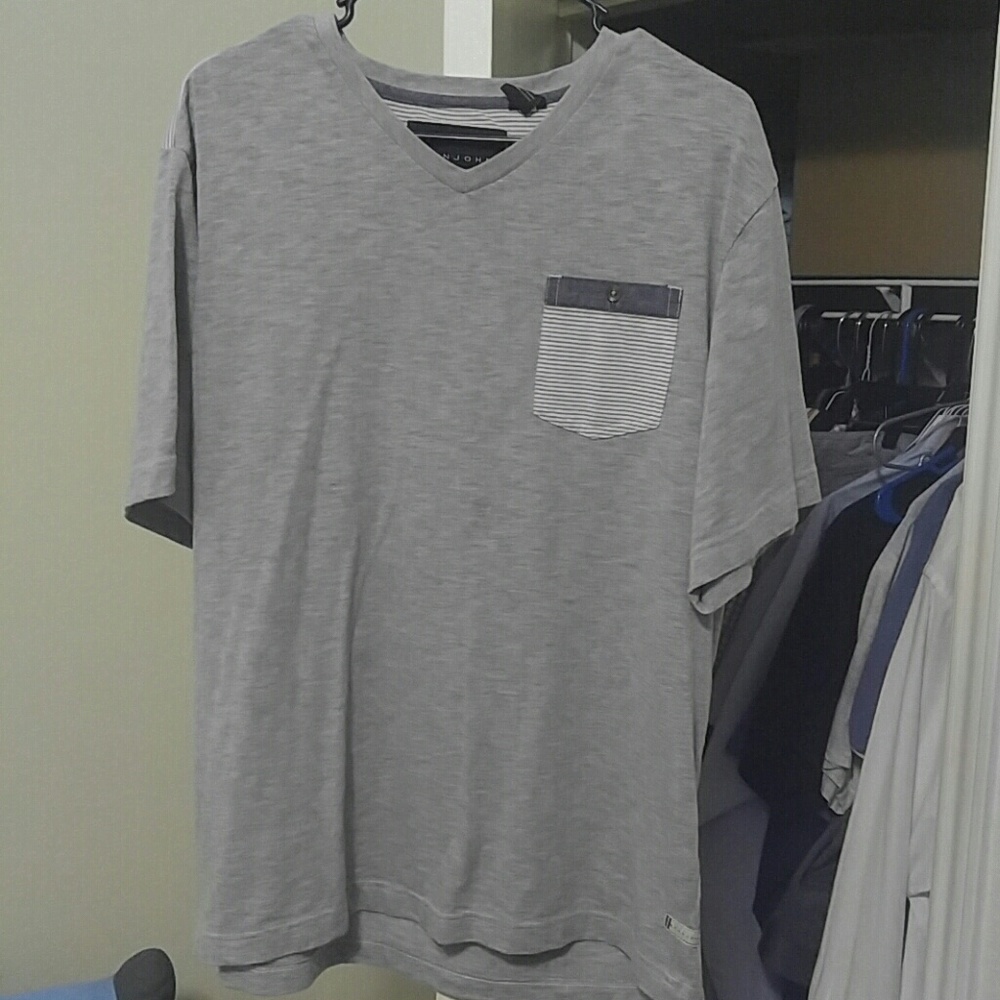 XL Sean John V-neck shirt