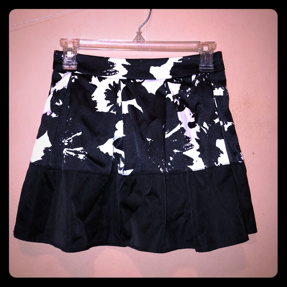 Black & white floral print skirt