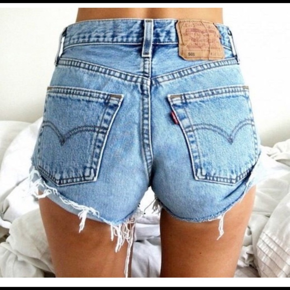Levi’s high waisted denim shorts 💕