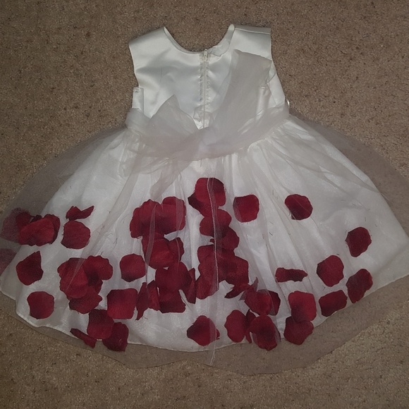 Beautiful White Dress Red Loose Rose Buds - Picture 2 of 3