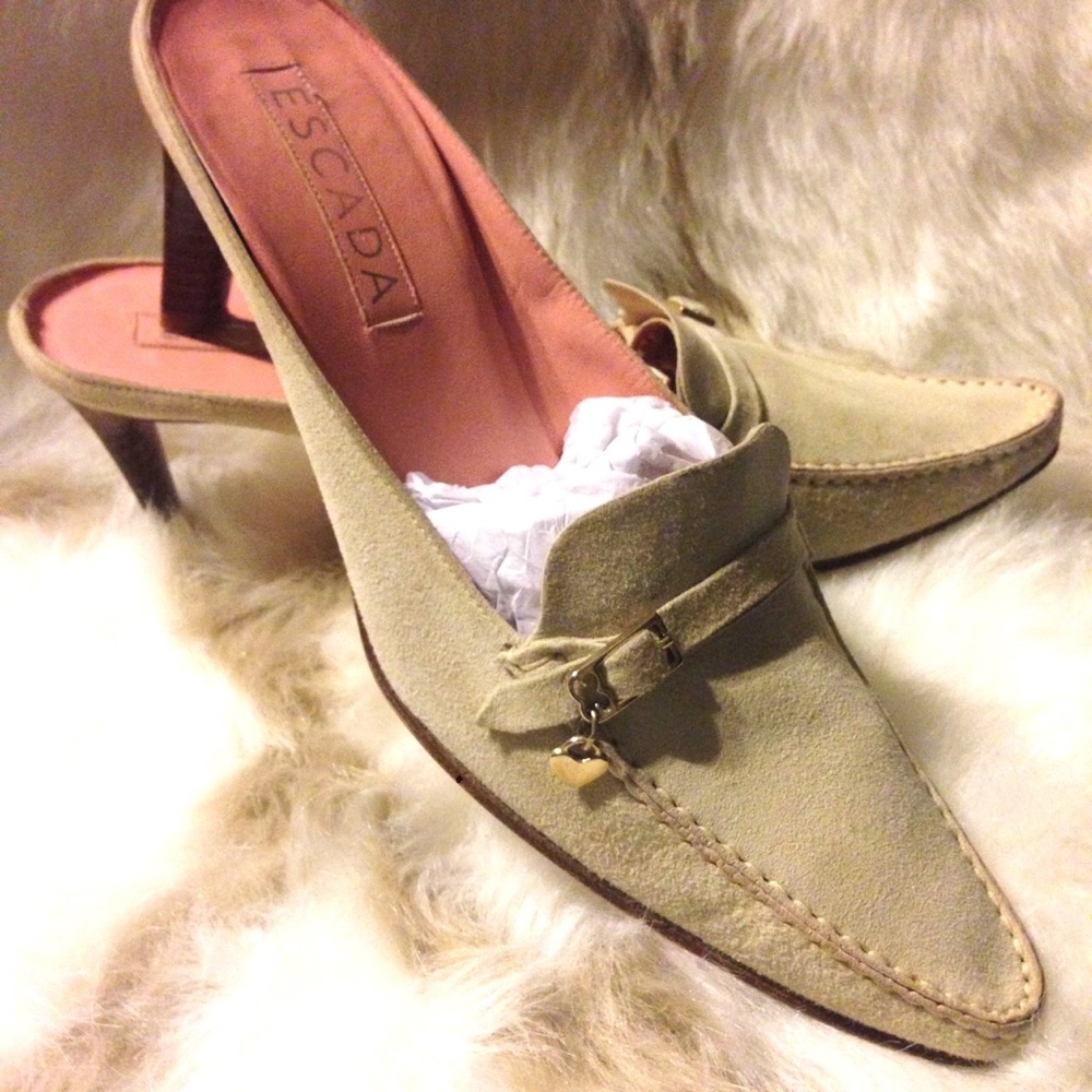 ESCADA Creme Suede Hand Sewn Moccasin Mules