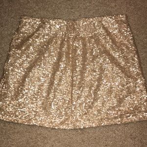 💛 Alythea gold sequined mini skirt! 🥂🍾