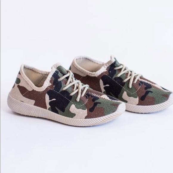 << Camo Sneakers Camouflage Tennis Shoes >> - Picture 2 of 3