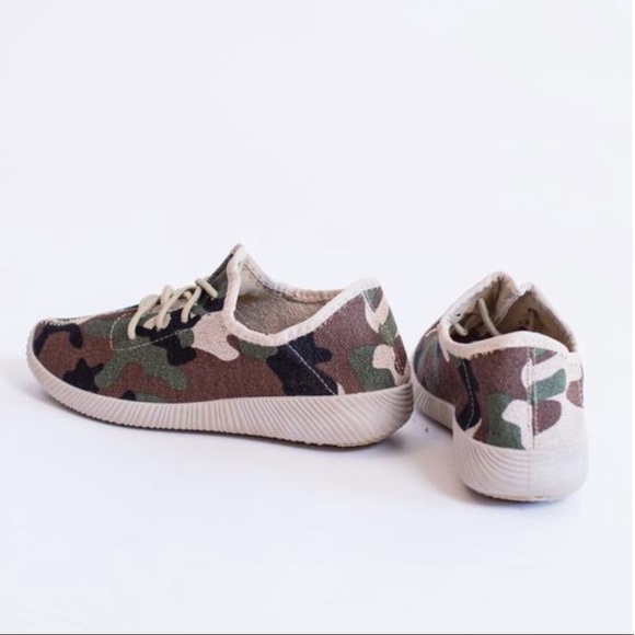 << Camo Sneakers Camouflage Tennis Shoes >> - Picture 3 of 3
