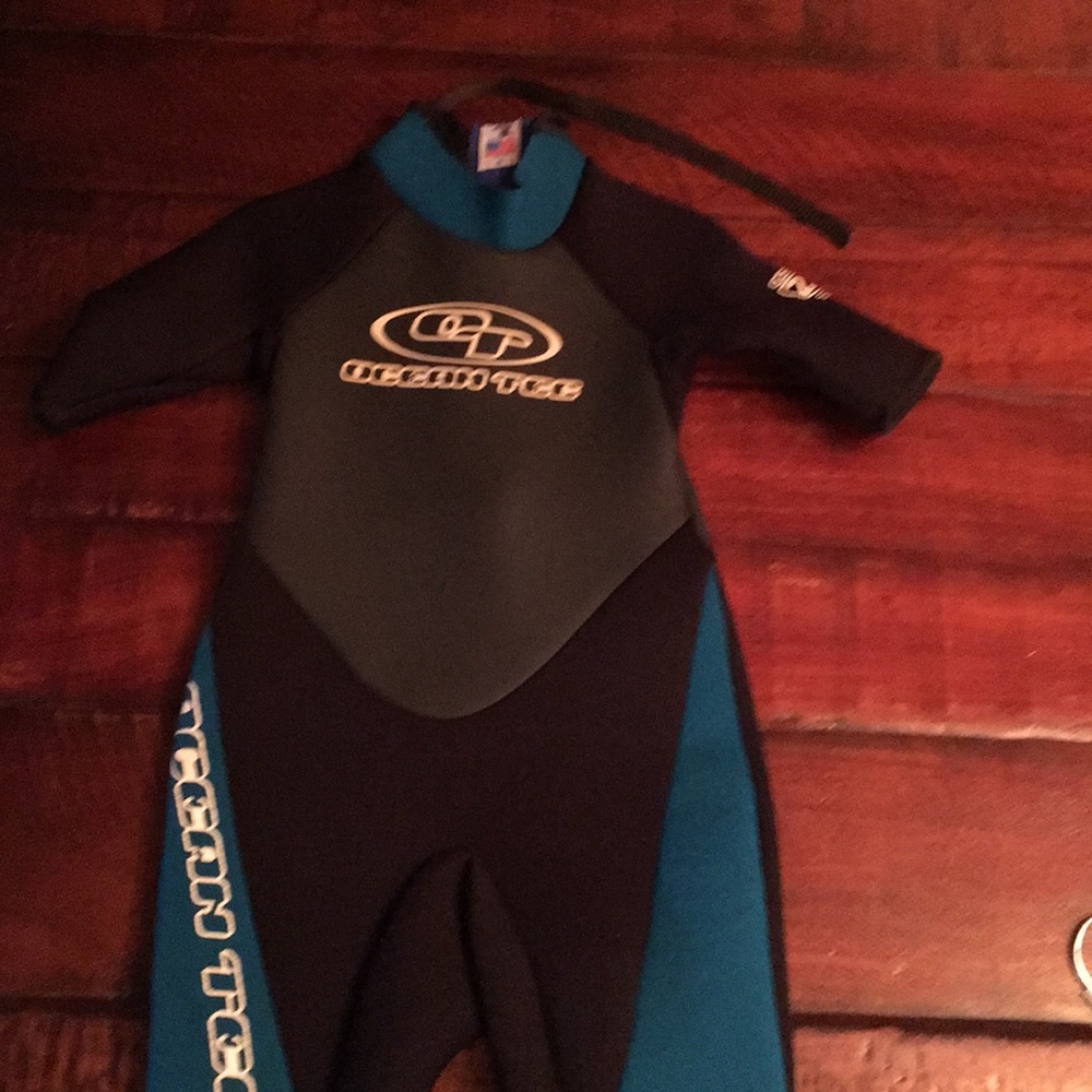 Kids size 6 wetsuit