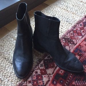 Size 9.5 Vince Chelsea boot