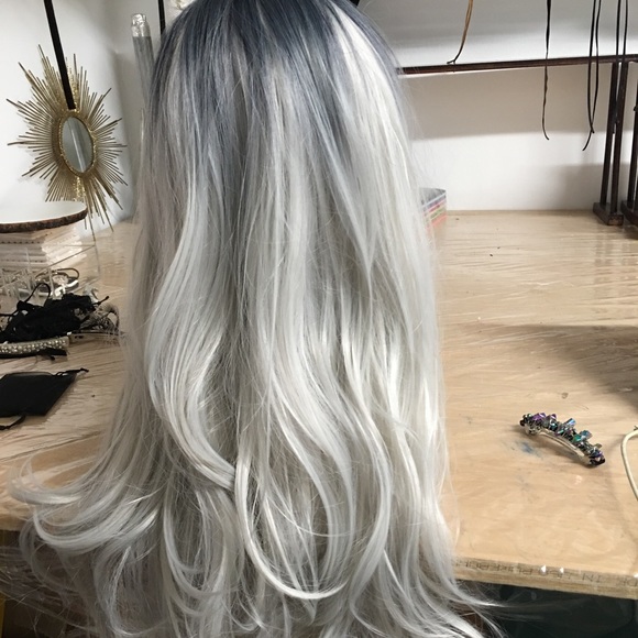 Long black and grey wig - Picture 3 of 3