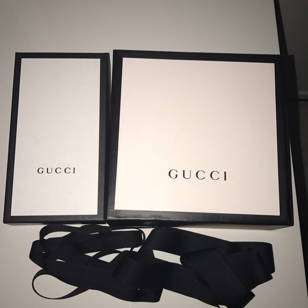 2 Gucci boxes with ribbon