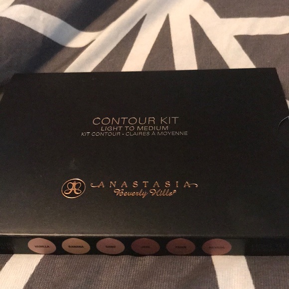 Anastasia Beverly Hills Other - NWT Anastasia Beverly Hills Contour Kit Light/Med