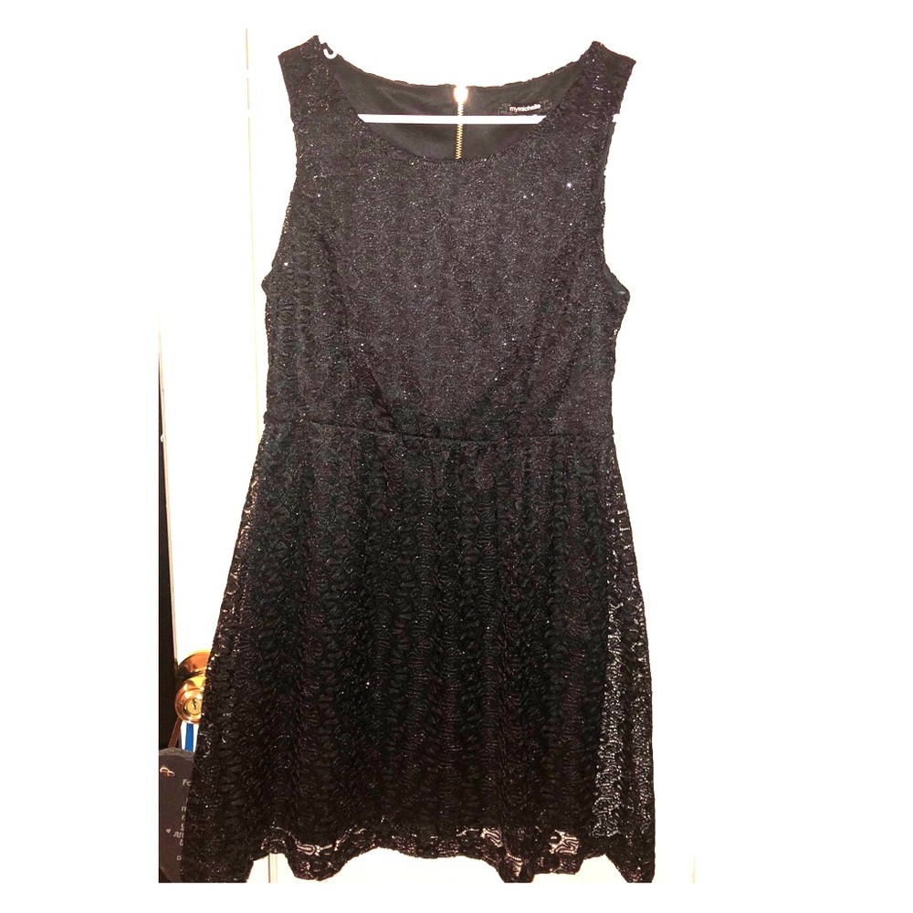 black sleeveless lace dress