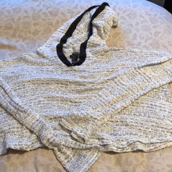 Forever 21 Cropped sweater white and black - Picture 2 of 2