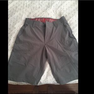 Never worn men’s under armour golf shorts