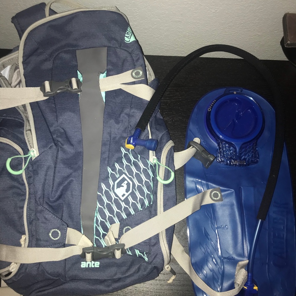 Women's Ski Backpack LIKE NEW w 3L Camelbak