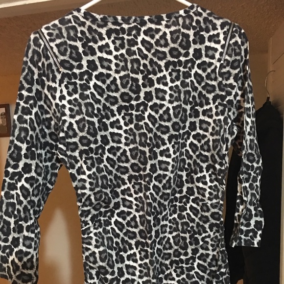 LIKE NEW (WITHOUT TAGS) MK TOP! - Picture 2 of 4