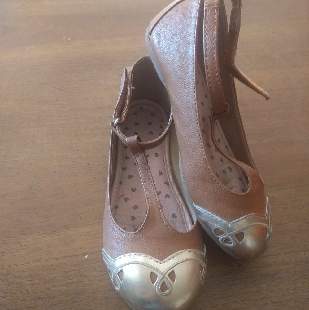 Hanna Anderson Gold Tip Dress Shoes