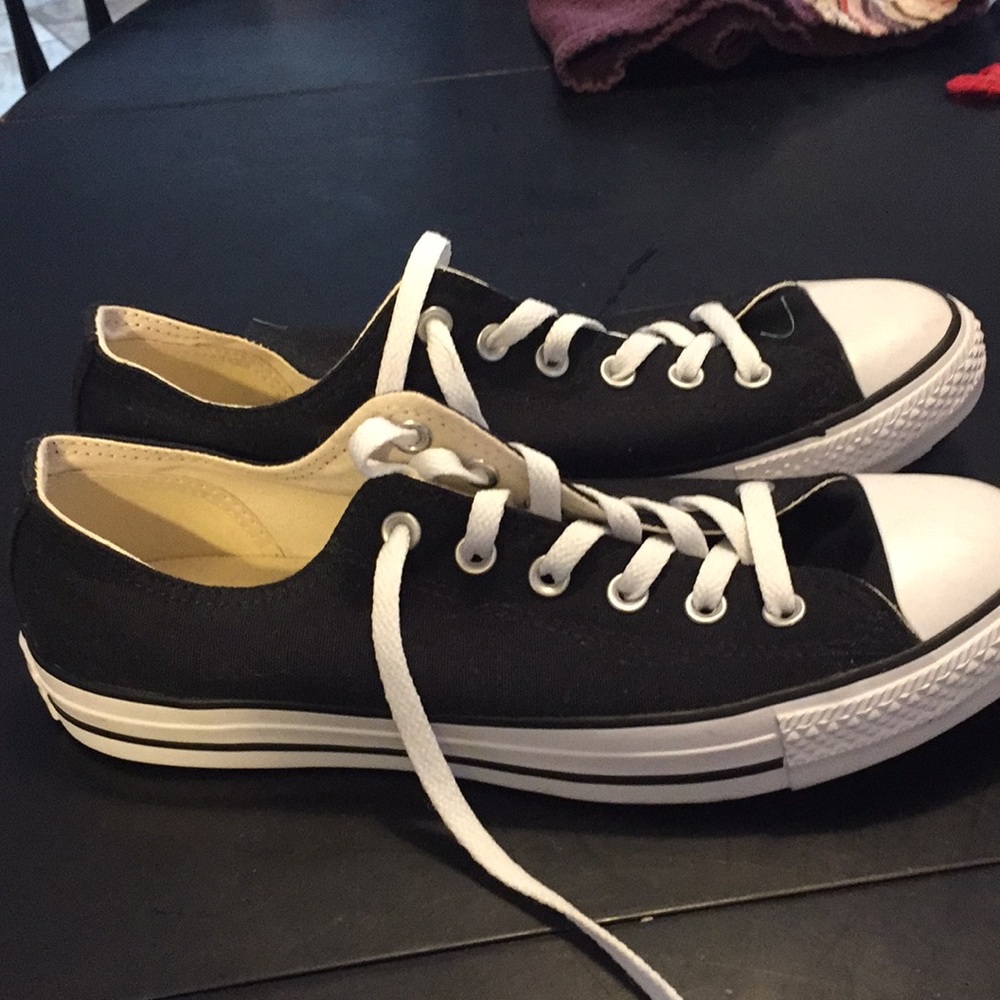 Double tongue low top converse