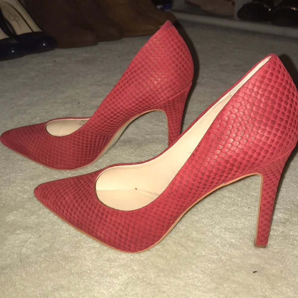 Brand new never worn red Vince Camuto heels Size 7
