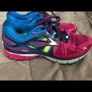 Brooks Ravenna running shoe.