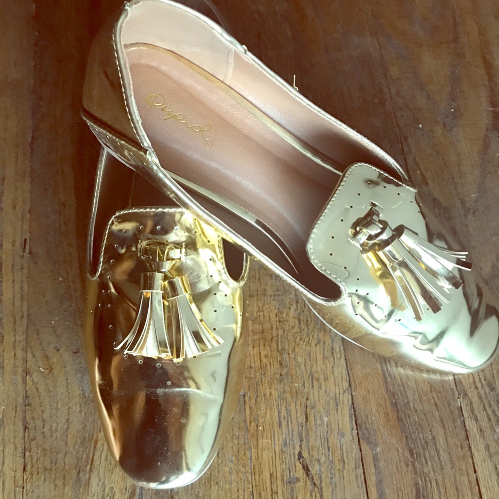 Like new!! Gold loafer