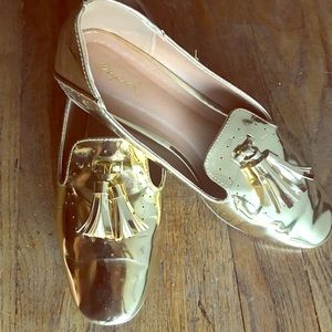 Like new!! Gold loafer