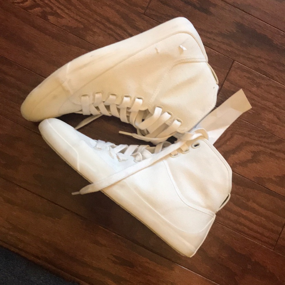White canvas Uniqlo sneakers