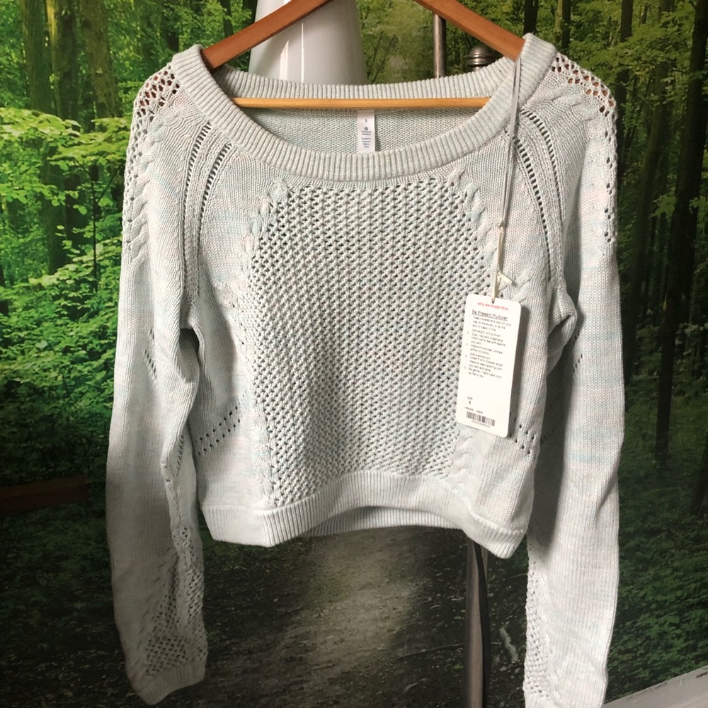 Be present pullover lululemon- NWT!
