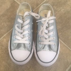 Girls low top silver and white converse sneakers.
