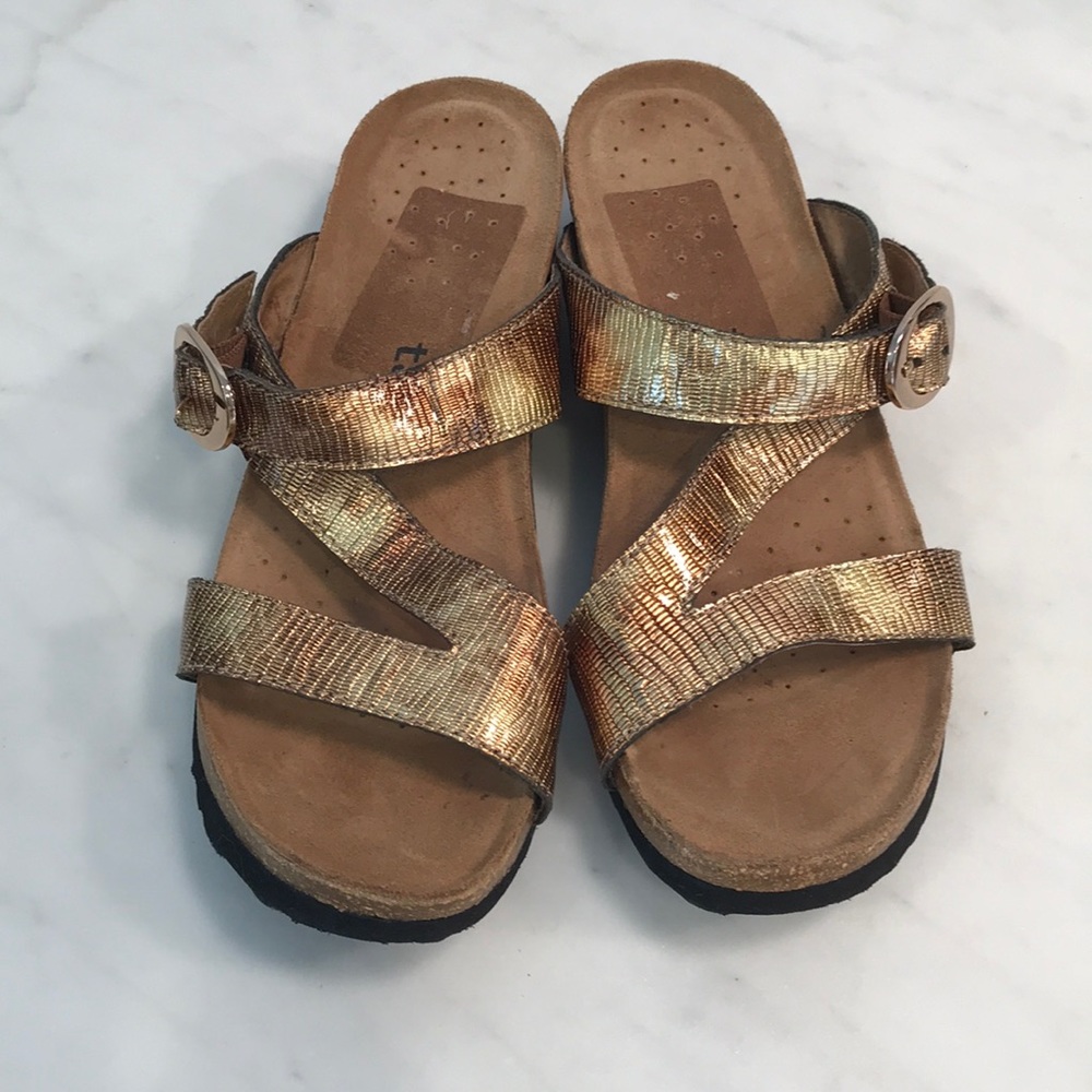 Taos Zephyr gold Leather sandals, like new! Size 5