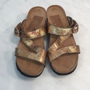 Taos Zephyr gold Leather sandals, like new! Size 5