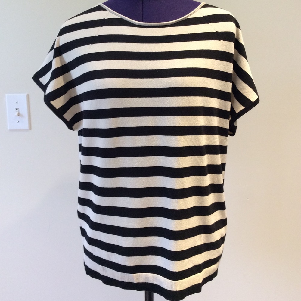 ❤️Loft NWT Black and off white short sleeve top