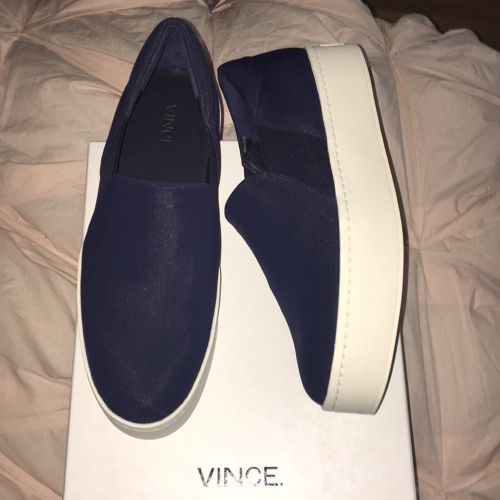 Vince Warren Sneaker in Deep Blue: size 8