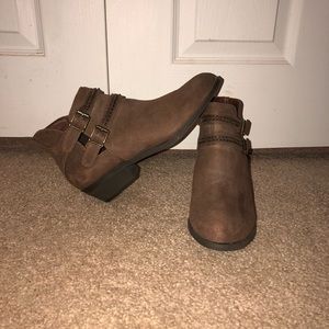 Carlos Santana Size 8 booties