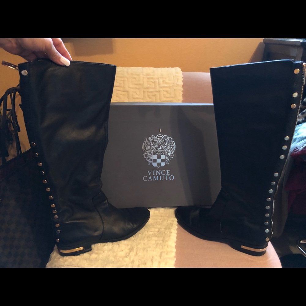 Used 8.5 Vince Camuto missing gold buttons