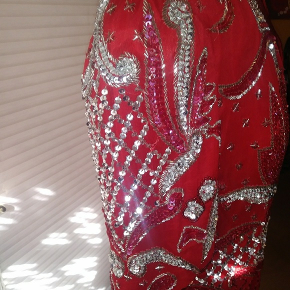 Red rose sequin formal, featuring a high slit - Picture 5 of 5